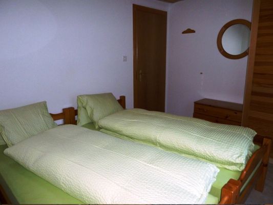 schlafzimmer-ferienwohnung-leukerbad-leyscher-weine